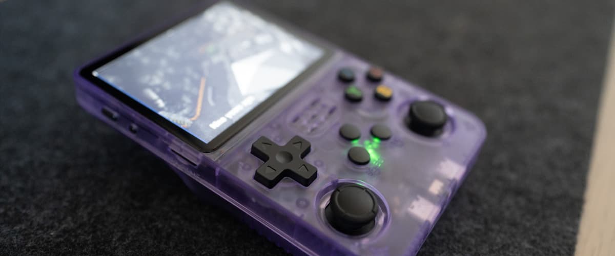 This tiny console punches above its weight (R36S Review)